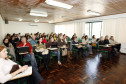 Profissionais que trabalham com o sistema prisional no Paraná estão reunidos para debater sobre legislação e uma nova proposta pedagógica específica para o atendimento das pessoas privadas de liberdade.