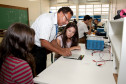 13-03-13 - CEEP - Centro Estadual de Educacão Profissional de Curitiba, laboratórios de aula, foto de aula de eletrônica com o professor Jurandir da Silva e a aluna Flávia Govea Santos de 15 anos.