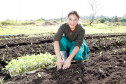 04-06-13 - Pinhais, Centro Estadual de Educação Profissional Newton Freire Maia, alunos tem aula prática de plantio, na foto a aluna Anny Carolina Della Vecha de Souza de 14 anos do primeiro ano. 
