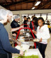 12-06-13 - Alunos dos Colégios Estaduais visitam a Vila da Cidadania na cidade de Piraquara, Cidade Mirim, na foto alunos no refeitório almoçando.