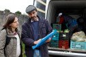 Equipe da Prefeitura de São Paulo conhece o sistema de distribuição de alimentos orgânicos produzidos pela agricultura familiar, para as escolas estaduais. Na foto, o produtor rural, José Antonio da Silva Marfil, conversa com Danuta Chmielewska. Curitiba, 19/08/2013.  