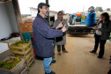 Equipe da Prefeitura de São Paulo conhece o sistema de distribuição de alimentos orgânicos produzidos pela agricultura familiar, para as escolas estaduais. Na foto, o produtor rural, José Antonio da Silva Marfil, conversa com Danuta Chmielewska, Flavia Albuqyerque e Erika Espindola Fischer. Curitiba, 19/08/2013. 