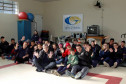 Marcio Darin (ao centro), diretor da Escola de Educação Especial Guilherme Canto Darin, com alunos e professores da escola. Curitiba, 21/08/2013. 