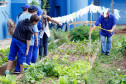10-06-13 - Colégio Estadual Algacyr Munhoz Maer, alunos usam a horta para ter prova de inglês.