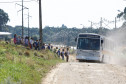 Governo aumenta o repasse de verpa para o transporte escolar, na foto onibus e alunos da cidade de Pinhao. 21-08-13.  