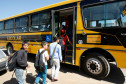 Governo aumenta o repasse de verpa para o transporte escolar, na foto onibus e alunos da cidade de Pinhao. 21-08-13. 