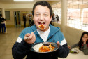Colégio Estadual Prieto Martinez na rua Nilo Peçanha no Bom Retiro, Merenda escolar com peixe assado, aluno Paulo Augusto. 05-09-13. 
