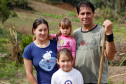 Agricultura Familiar - João Cândido, com a esposa Nerli, a filha Xaiene e a sobrinha Jaine, agricultor que fornece alimentos orgânicos para a merenda escolar. Doutor Ulysses, 02/09/2013.