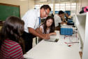 13-03-13 - CEEP - Centro Estadual de Educação Profissional, laboratórios de aula, foto de aula de eletrônica com o professor Jurandir da Silva e a aluna Flávia Govea Santos de 15 anos.  