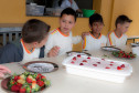 Em Prudentópolis, na região Central do Paraná, as merendeiras Marilda de Lima e Silvana Zdebski, do Colégio Estadual Alberto de Carvalho, usam as frutas em diversas receitas. Entre as várias opções, o sorvete natural de morango fez sucesso entre os alunos.