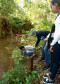 Amostras de água e de resíduos do Ribeirão do Ema foram coletadas por alunos do 2.º ano do Ensino Médio do Colégio Estadual Professor Francisco Villanueva, em Rolândia.