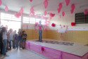 Os alunos do Colégio Estadual Bairro XIV de Novembro, em Cascavel, aderiram à campanha do movimento Cascavel Rosa. Na sexta-feira (25), estudantes do ensino médio desfilaram com camisetas que eles mesmos customizaram para lembrar sobre a importância da prevenção do câncer de mama.
