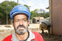 Colégio Estadual Ambrósio Bini, em Almirante Tamandaré, que recebe reformas, José Dimas de Almeida, morador do bairro São Domingos, a quatro quadras do colégio. “Além de poder trabalhar perto de casa estou ajudando a construir a escola em que minha neta vai estudar no futuro. É muito gratificante”, conta Dimas. 23-10-13.
