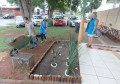Funcionárias Agente I, por iniciativa própria, fazendo o jardim na frente da escola.