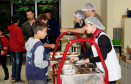 12-06-13 - Alunos dos Colégios Estaduais visitam a Vila da Cidadania na cidade de Piraquara, Cidade Mirim, na foto alunos no refeitório almoçando.