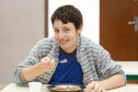 Merenda escolar no Colégio Estadual João Paulo I, na foto o aluno Murilo Henrique Pereira de 13 anos da oitava série. 25-02-14.