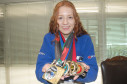 A aluna Anna Cristine de Seni Ferreira, 16 anos, do 3° ano do ensino médio, do Colégio Estadual João Loyola, em Curitiba, conquistou no mês passado o terceiro título do Campeonato Paranaense de jiu-jítsu. Há cinco anos Anna divide sua rotina diária entre treinamentos, campeonatos e estudos.  Cerca de 350 mil alunos da rede estadual de ensino já realizam atividades esportivas, científicas, artísticas culturais em contraturno escolar.