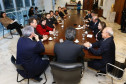 Governador Beto Richa, acompanhado pelo, Secretário da Educação, Paulo Schmidt, Secretária de Administração e Previdência, Dinorah Nogara, Secretário Chefe de Gabinete, Deonilson Roldo, Secretário de Finanças, Luiz Eduardo Sebastiani, Deputados, Professor Lemos, Valdir Rossoni e Ademar Traiano, recebe para reunião no Gabinete do Palácio Iguaçu a Diretoria do APP-Sindicato.Curitiba, 28/04/2014.