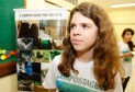 Colégio Estadual Olindamir Merlin Claudino, professora Giovana Aparecida Pereira Bento realiza projeto "Vermicompostagem: raspas e restos fazem a diferença”, na foto a aluna Isabele Camile. 08-05-14. 