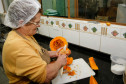 Colégio Estadual Amâncio Moro, em Corbélia, na foto a merendeira Mafalda Luiza de Macedo corta abóbora para fazer pão. 27-05-14. 