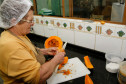 Colégio Estadual Amâncio Moro, em Corbélia, na foto a merendeira Mafalda Luiza de Macedo corta abóbora para fazer pão. 27-05-14. 