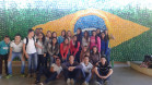 Professores do Centro de Línguas Estrangeiras Modernas (Celem) da rede estadual de ensino estão aproveitando a Copa do Mundo para o aprendizado dos alunos. A professora Lais Moreno do Colégio Estadual João Marques da Silveira, em Quatigá, abordou a cultura dos países latino-americanos participantes do mundial e aspectos sociais referentes aos jogos. No colégio, os alunos fizeram uma bandeira do Brasil com garrafas PET. 