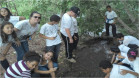 Alunos do 6° e 7° anos do ensino fundamental do Colégio Estadual Emílio de Menezes, em Japurá, no Noroeste do Estado, participaram de uma atividade pedagógica diferenciada. Depois de aprender em sala de aula questões sobre preservação ambiental, os estudantes foram até a reserva ecológica de Caraguatatiba, em São Manoel do Paraná, para realizar uma pesquisa de campo.