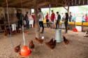 Cerca de 500 alunos do 9° ano de várias escolas da Região Metropolitana de Curitiba participaram nesta quarta-feira (5) da segunda edição do “Dia do Campo”, no Centro Estadual de Educação Profissional Newton Freire Maia, em Pinhais. Os estudantes foram acompanhados pelos pais e aproveitaram para conhecer e fazer as inscrições nos cursos oferecidos pela escola. A feira agrícola aconteceu em comemoração ao Dia do Técnico em Agropecuária.