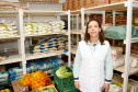 Secretaria de Estado da Educação do Paraná, Cooperativa OPA de agricultura familiar, agricultores separam alimentos para entrega nas escolas, CEEP Newton Freire em Pinhais, na foto a pedagoga Vera Tives. 14-04-15.  