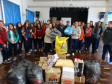 Os estudantes do curso técnico em Química do Colégio Estadual Francisco Carneiro Martins, em Guarapuava, na região Centro-Sul, arrecadaram 980 quilos de alimentos, roupas, sapatos e cobertores para entidades filantrópicas da região. A coleta foi feita na 2° Semana de Química e contou com a participação de alunos, professores, funcionários e comunidade.