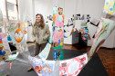 Desenhos, pinturas, esculturas e modelagens, feitas por alunos de escolas estaduais de Curitiba estão expostos no Centro Juvenil de Artes Plásticas, que pertence à Secretaria de Estado da Cultura. São trabalhos elaborados durante as oficinas ofertadas pelo Centro no primeiro semestre e que agora compõem a exposição “Contemporâneos”. A mostra pode ser vista até o dia 9 de agosto e a entrada é gratuita. Na foto a Diretora do Centro Debora Maria Russo.