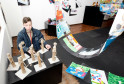 Luiz Miguel Becker, de 12 anos, do 7º ano do Colégio Estadual João Mazzarotto, no Capão Raso, participa da exposição com uma escultura egípcia feita com modelagem de papel craft. “Sempre gostei de artes, me sinto bem fazendo esculturas, é um bom passatempo. Aqui conheci vários materiais novos”, afirmou Luiz Becker. Os pais e o avô dele já foram conferir a exposição.