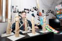 Luiz Miguel Becker, de 12 anos, do 7º ano do Colégio Estadual João Mazzarotto, no Capão Raso, participa da exposição com uma escultura egípcia feita com modelagem de papel craft. “Sempre gostei de artes, me sinto bem fazendo esculturas, é um bom passatempo. Aqui conheci vários materiais novos”, afirmou Luiz Becker. Os pais e o avô dele já foram conferir a exposição.