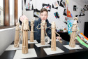 Luiz Miguel Becker, de 12 anos, do 7º ano do Colégio Estadual João Mazzarotto, no Capão Raso, participa da exposição com uma escultura egípcia feita com modelagem de papel craft. “Sempre gostei de artes, me sinto bem fazendo esculturas, é um bom passatempo. Aqui conheci vários materiais novos”, afirmou Luiz Becker. Os pais e o avô dele já foram conferir a exposição.