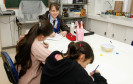 Desenhos, pinturas, esculturas e modelagens, feitas por alunos de escolas estaduais de Curitiba estão expostos no Centro Juvenil de Artes Plásticas, que pertence à Secretaria de Estado da Cultura. São trabalhos elaborados durante as oficinas ofertadas pelo Centro no primeiro semestre e que agora compõem a exposição “Contemporâneos”. A mostra pode ser vista até o dia 9 de agosto e a entrada é gratuita. Na foto a professora Jaira Aparecida Denardi.