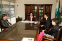 A secretária de Estado da Educação, professora Ana Seres, recebeu na tarde desta quarta-feira (02), em seu gabinete, a visita do representante do Banco Mundial Maycon Michael Drabble, para tratar do planejamento e investimentos da pasta. Participaram também da reunião o diretor-geral da Secretaria, Edmundo da Veiga; a superintendente da Educação, Fabiana Cristina Campos; e a superintendente de Desenvolvimento Educacional, Vanda Dolci Garcia.
