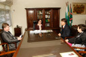 A secretária de Estado da Educação, professora Ana Seres, recebeu na tarde desta quarta-feira (02), em seu gabinete, a visita do representante do Banco Mundial Maycon Michael Drabble, para tratar do planejamento e investimentos da pasta. Participaram também da reunião o diretor-geral da Secretaria, Edmundo da Veiga; a superintendente da Educação, Fabiana Cristina Campos; e a superintendente de Desenvolvimento Educacional, Vanda Dolci Garcia.
