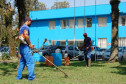 O Colégio Estadual Paulo Leminski passa por obras de reparo que incluem pintura e jardinagem, feitas por detentos do projeto Mãos Amigas.