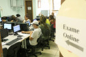 Jovens e adultos que não concluíram o Ensino Fundamental puderam participar da prova EJA – Online, nesta quinta-feira (24). As provas da Educação para Jovens e Adultos (EJA) foram aplicadas em 430 laboratórios de escolas estaduais do Paraná inteiro. Cerca de 13 mil exames foram realizados nos períodos da manhã, tarde e noite. As inscrições e as provas são gratuitas.