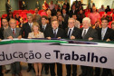 Uma parceria entre o governo do Estado e a Federação das Indústrias do Paraná (Fiep) permitirá oferecer, a partir de 2012, cursos profissionalizantes para 300 mil alunos do ensino fundamental e médio da rede pública de ensino. As oficinas gratuitas serão realizadas nas escolas, durante o contraturno, ampliando a jornada escolar com aulas de empreendedorismo, sustentabilidade, cidadania e iniciação industrial.