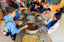 Merenda oferecida aos alunos, no Colégio Estadual Elza Schewder Moro, em São José dos Pinhais.
São José dos Pinhais, 02-10-15.
 