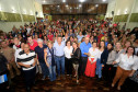Em encontro com mais de 600 professores, pais e alunos, o governador Beto Richa reafirmou nesta quarta-feira (28) o compromisso de priorizar os investimentos em educação e valorizar os profissionais da área. “A educação é um instrumento de emancipação humana e social e de construção da cidadania. Vocês, professores, garantem uma sociedade melhor para se viver. Podem contar com nosso apoio irrestrito”, disse Richa.