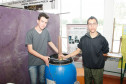 Os alunos do 1° ano do curso técnico em Energias Renováveis, Marcos Paulo de Jesus, 15 anos; e Fabrício dos Santos, também de 15 anos, desenvolveram o projeto Biodigestor Anaeróbico, que funciona com energia provida de dejetos de suínos e bovinos