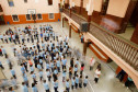 Alunos verificam ensalamento no primeiro dia de aulas do Instituto de Educação Erasmo Pilotto, em Curitiba.