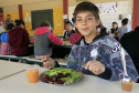 Merenda oferecida aos alunos, no Colégio Estadual Elza Schewder Moro, em São José dos Pinhais.