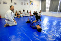 Cinco vezes por semana, os estudantes do Colégio Estadual São Pedro Apóstolo, no bairro Xaxim, em Curitiba, trocam a sala de aula pelo tatame para participar das aulas de jiu-jitsu oferecidas pela escola em parceria com professores voluntários. O objetivo é disponibilizar aos alunos atividades diferenciadas no turno complementar e que contribuam para a prática esportiva, o comportamento e o rendimento escolar.