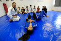 Cinco vezes por semana, os estudantes do Colégio Estadual São Pedro Apóstolo, no bairro Xaxim, em Curitiba, trocam a sala de aula pelo tatame para participar das aulas de jiu-jitsu oferecidas pela escola em parceria com professores voluntários. O objetivo é disponibilizar aos alunos atividades diferenciadas no turno complementar e que contribuam para a prática esportiva, o comportamento e o rendimento escolar.
