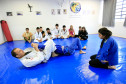 Cinco vezes por semana, os estudantes do Colégio Estadual São Pedro Apóstolo, no bairro Xaxim, em Curitiba, trocam a sala de aula pelo tatame para participar das aulas de jiu-jitsu oferecidas pela escola em parceria com professores voluntários. O objetivo é disponibilizar aos alunos atividades diferenciadas no turno complementar e que contribuam para a prática esportiva, o comportamento e o rendimento escolar.