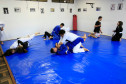 Cinco vezes por semana, os estudantes do Colégio Estadual São Pedro Apóstolo, no bairro Xaxim, em Curitiba, trocam a sala de aula pelo tatame para participar das aulas de jiu-jitsu oferecidas pela escola em parceria com professores voluntários. O objetivo é disponibilizar aos alunos atividades diferenciadas no turno complementar e que contribuam para a prática esportiva, o comportamento e o rendimento escolar.