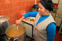 São muitas as possibilidades de preparo da merenda a profissionais como a cozinheira Rita de Cássia de Paula, da Escola Estadual Nossa Senhora da Salete, em Curitiba